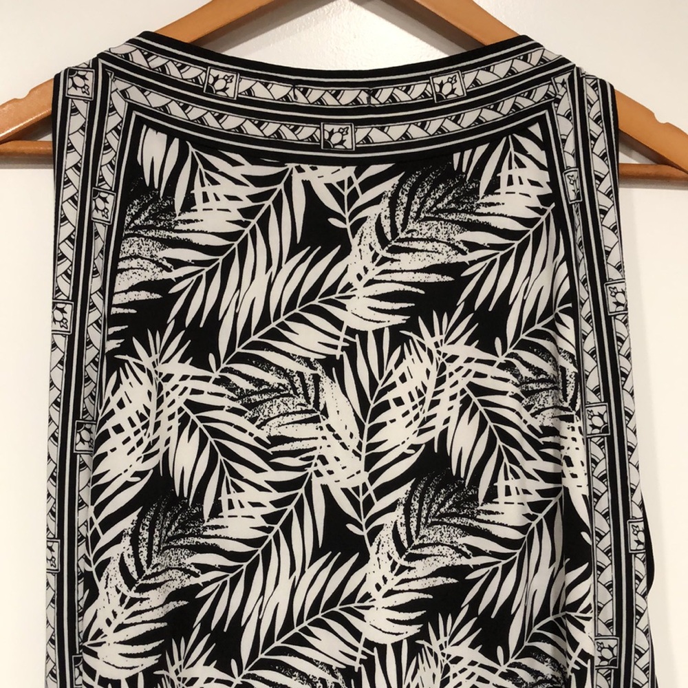 Max Studio Black and White Leaf Print Sleeveless Dress
(Bin 10) - Picture 9 of 10